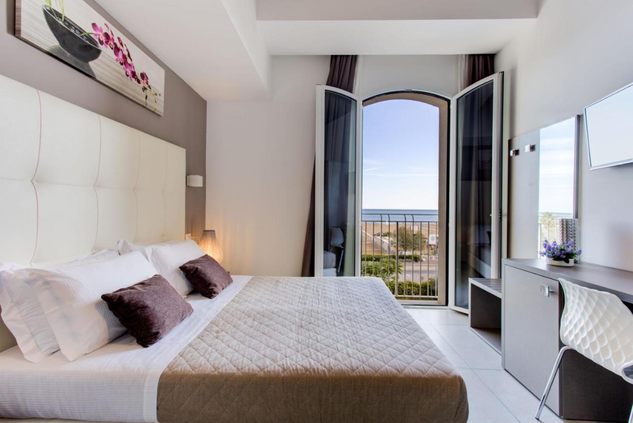 Hotel Villa Augustea Rimini Bagian luar foto