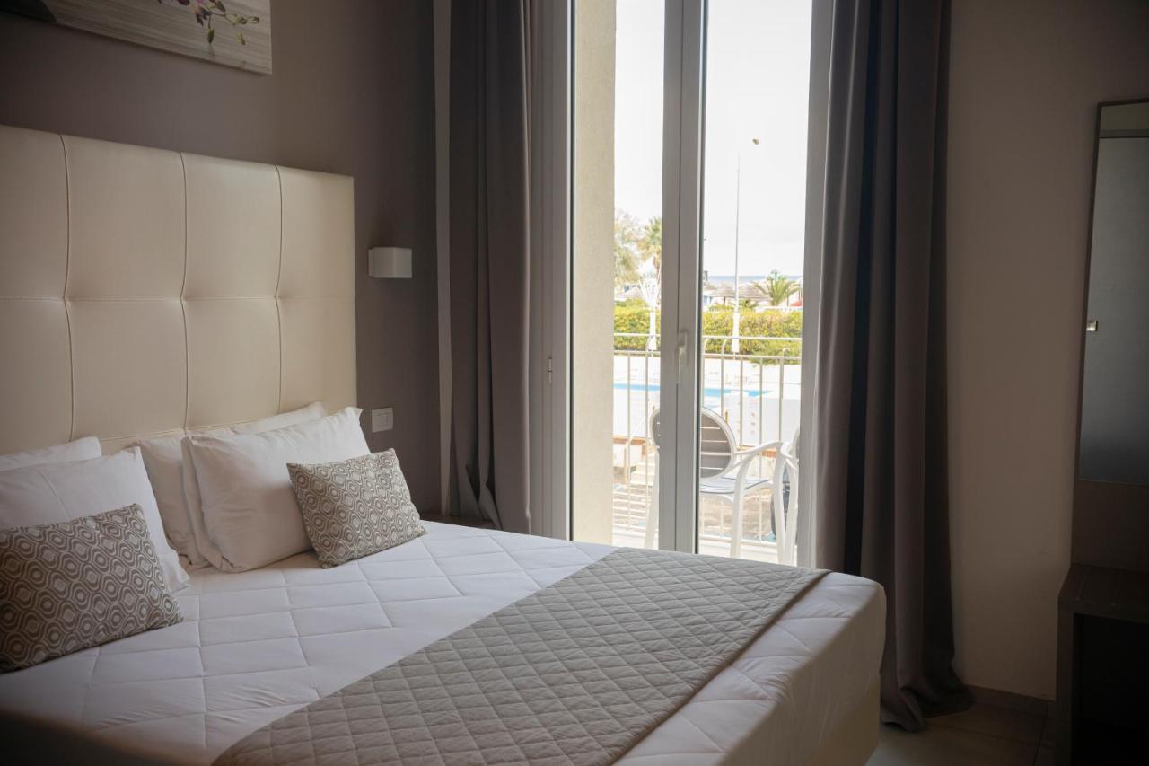 Hotel Villa Augustea Rimini Bagian luar foto