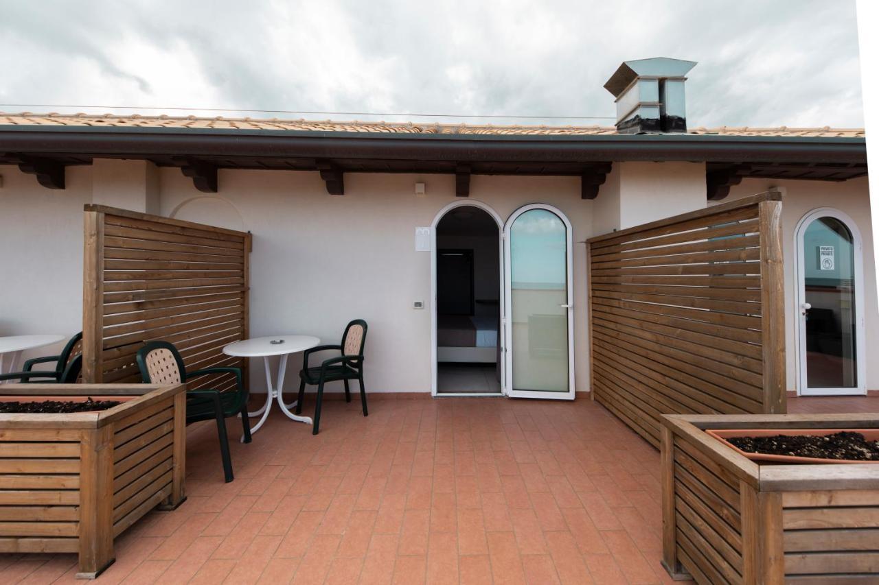 Hotel Villa Augustea Rimini Bagian luar foto