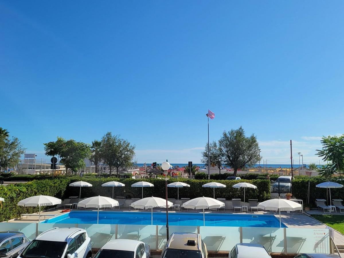 Hotel Villa Augustea Rimini Bagian luar foto
