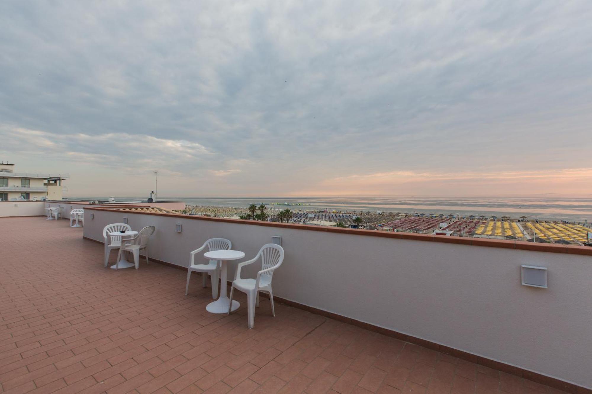 Hotel Villa Augustea Rimini Bagian luar foto