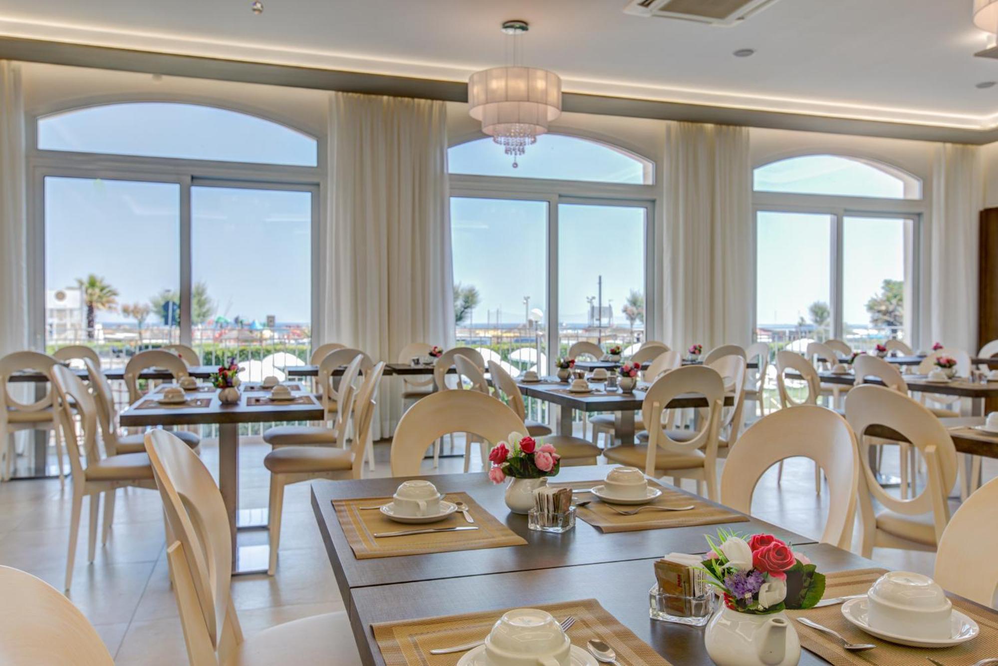 Hotel Villa Augustea Rimini Bagian luar foto