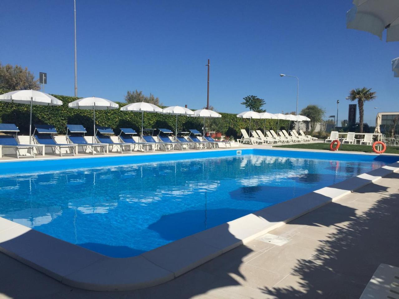 Hotel Villa Augustea Rimini Bagian luar foto