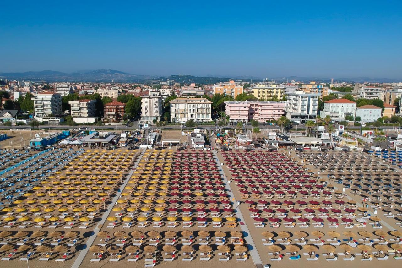 Hotel Villa Augustea Rimini Bagian luar foto